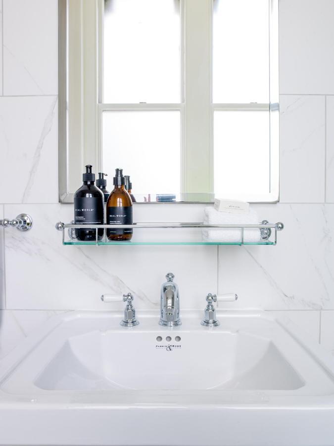 The Observatory Hotel כרייסטצ'רץ' מראה חיצוני תמונה A glass shelf