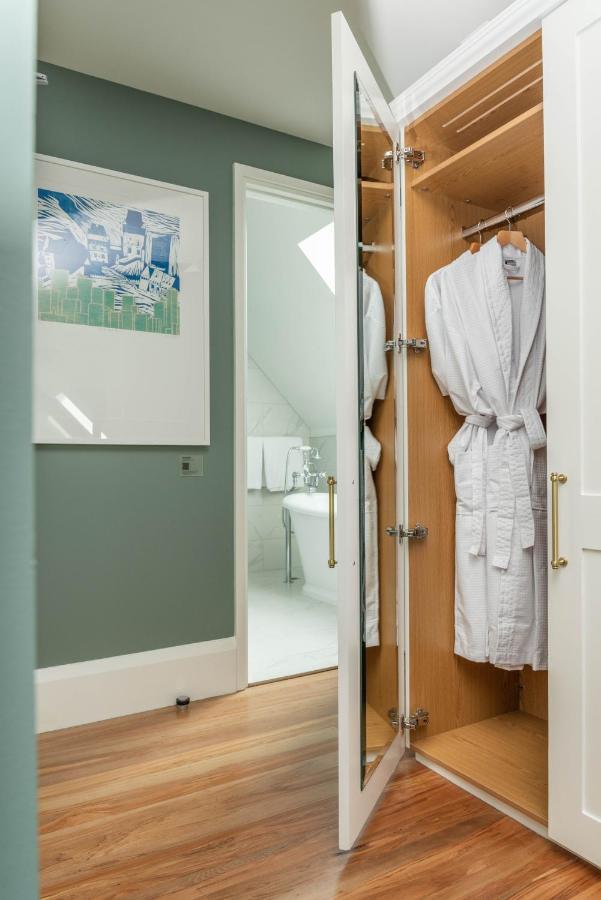 The Observatory Hotel כרייסטצ'רץ' מראה חיצוני תמונה A bathrobe hanging on a door