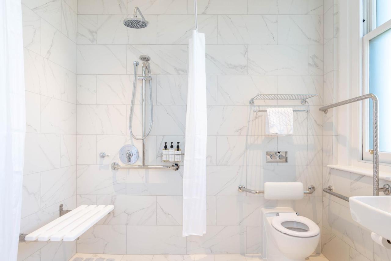 The Observatory Hotel כרייסטצ'רץ' מראה חיצוני תמונה A shower curtain