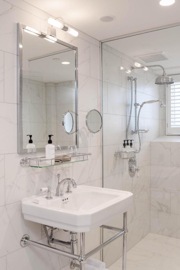 The Observatory Hotel כרייסטצ'רץ' מראה חיצוני תמונה A shower with a fixed shower head and a handheld shower head