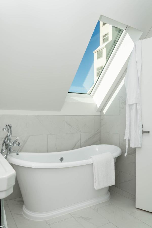 The Observatory Hotel כרייסטצ'רץ' מראה חיצוני תמונה A fixed skylight in a bathroom